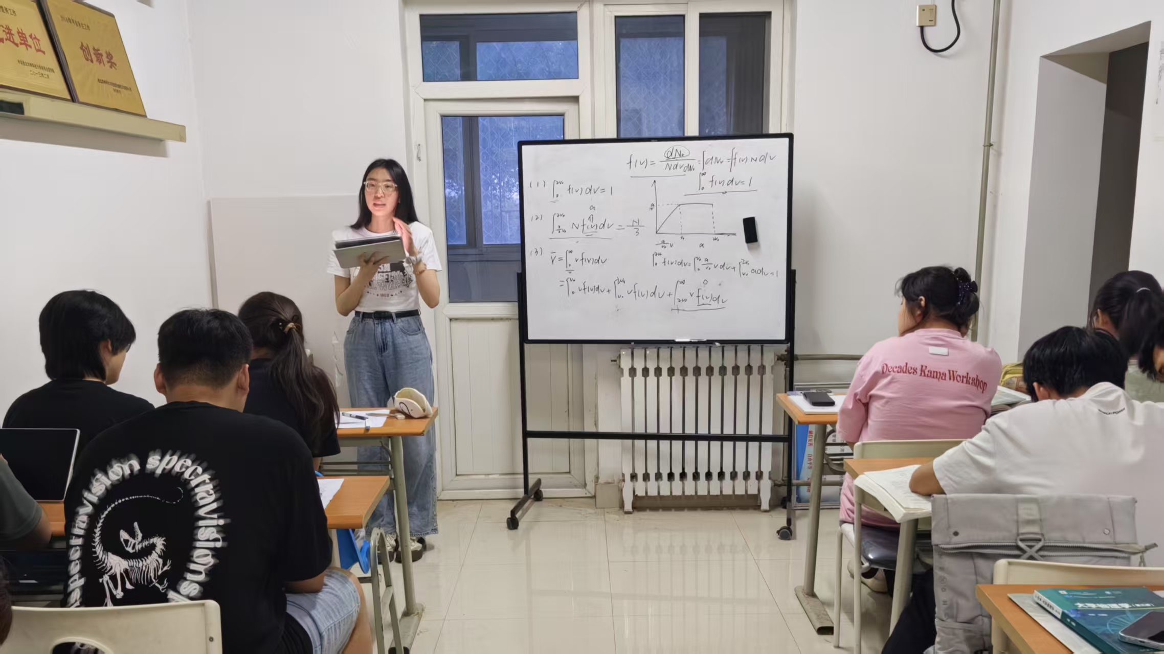 邓智君为同学们梳理知识点.jpg