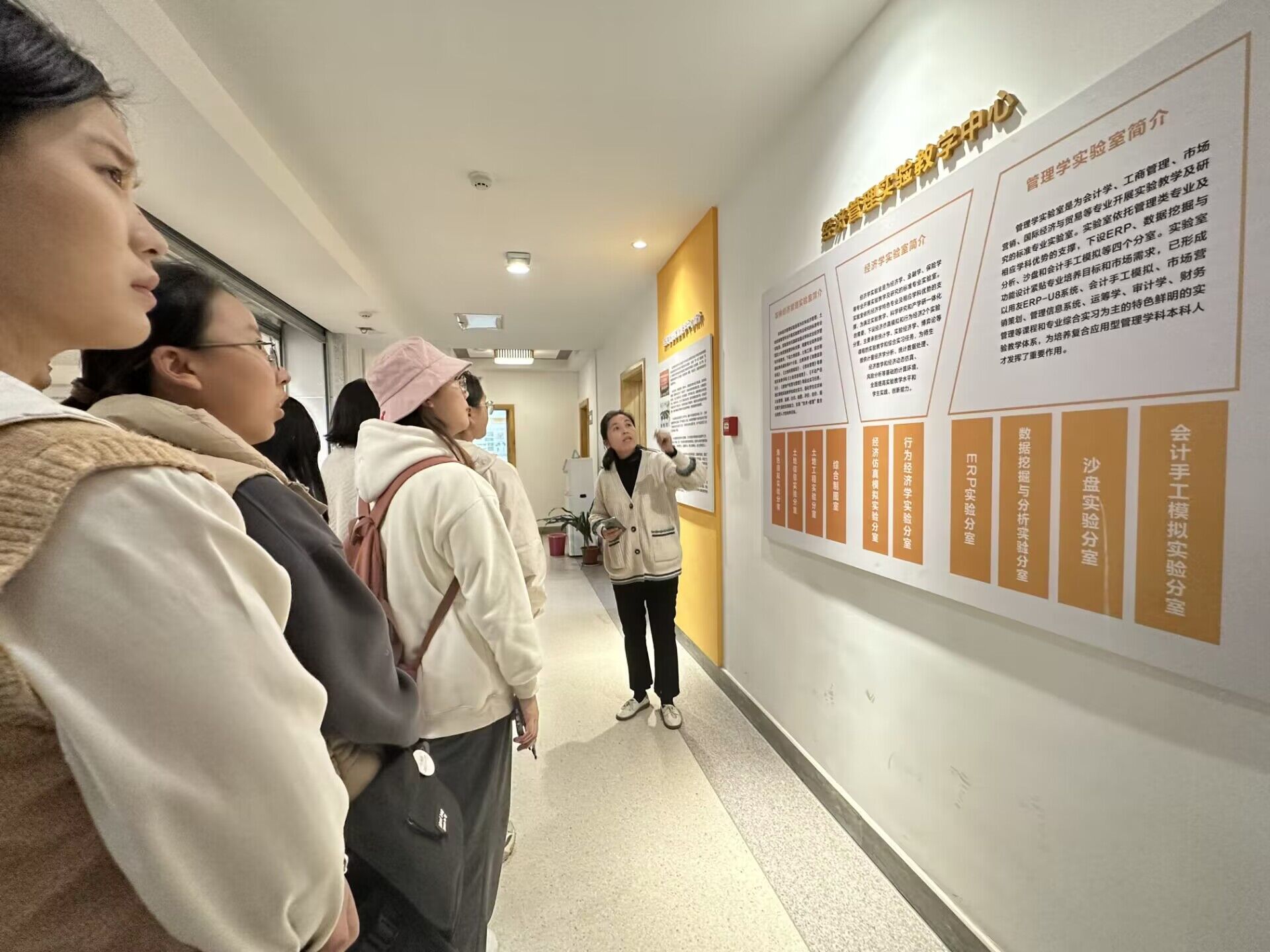 陈红沙老师介绍经济管理学院实验室的基本情况.jpg