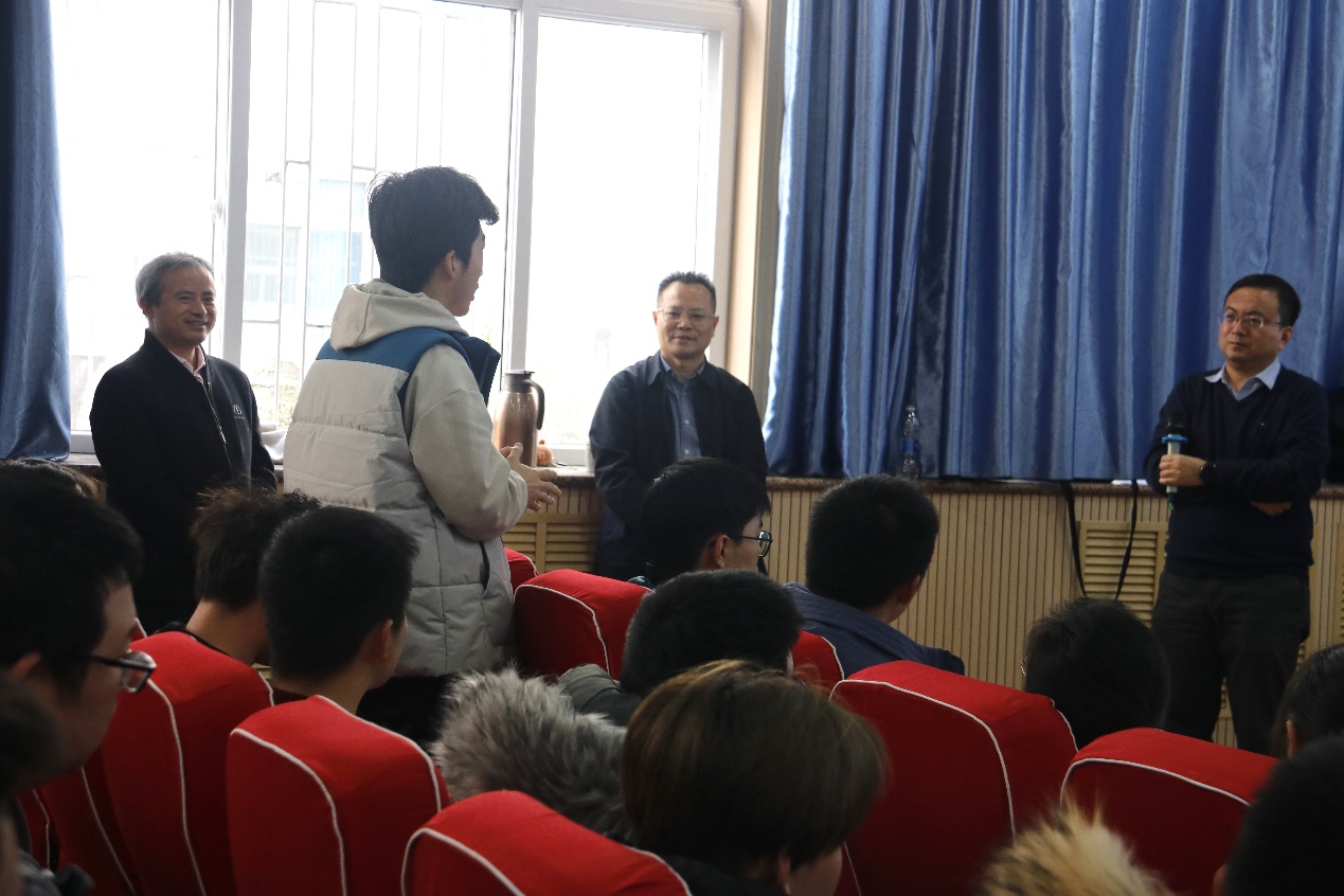 报告会现场，师生交流互动.jpg
