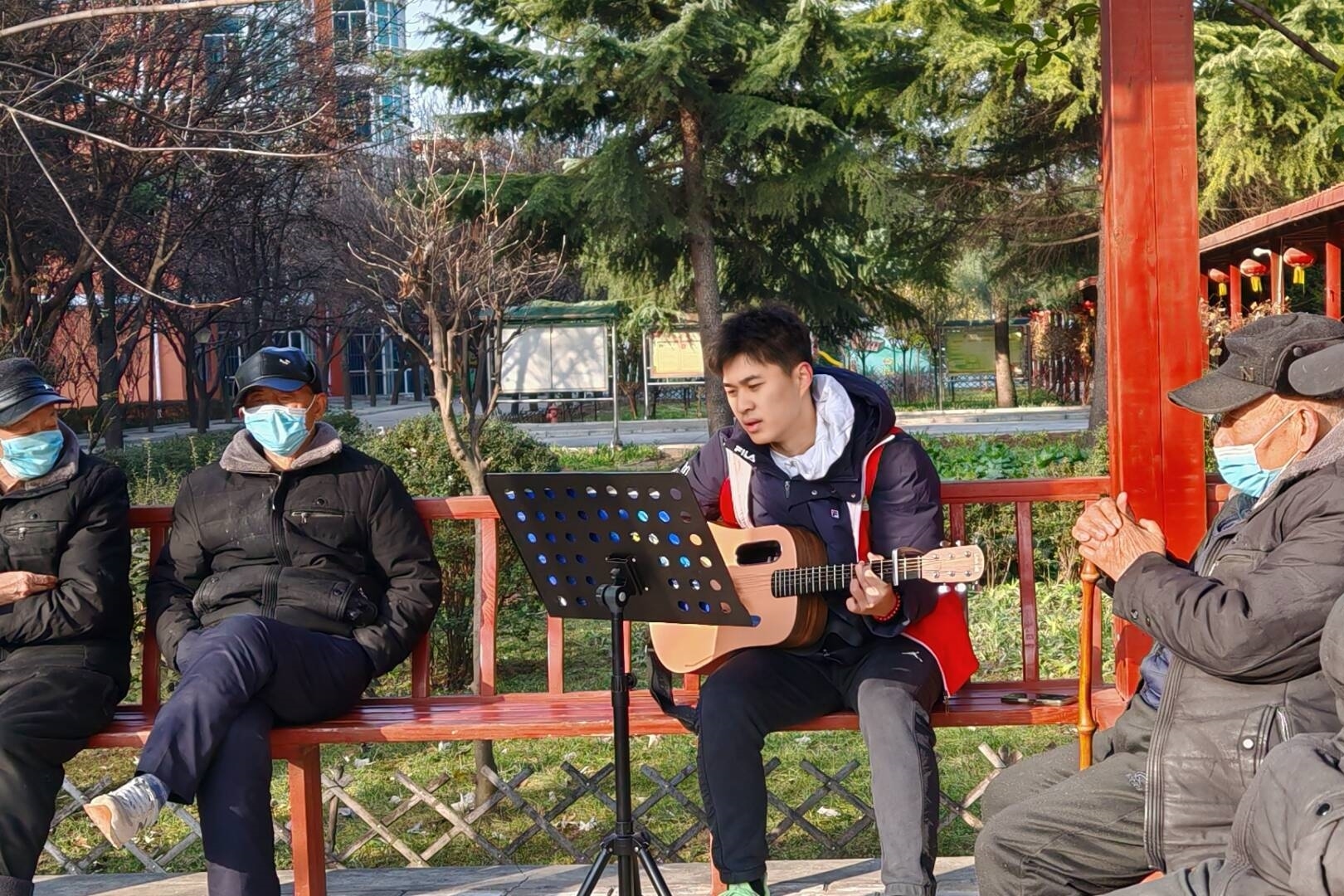 志愿者表演节目.jpg