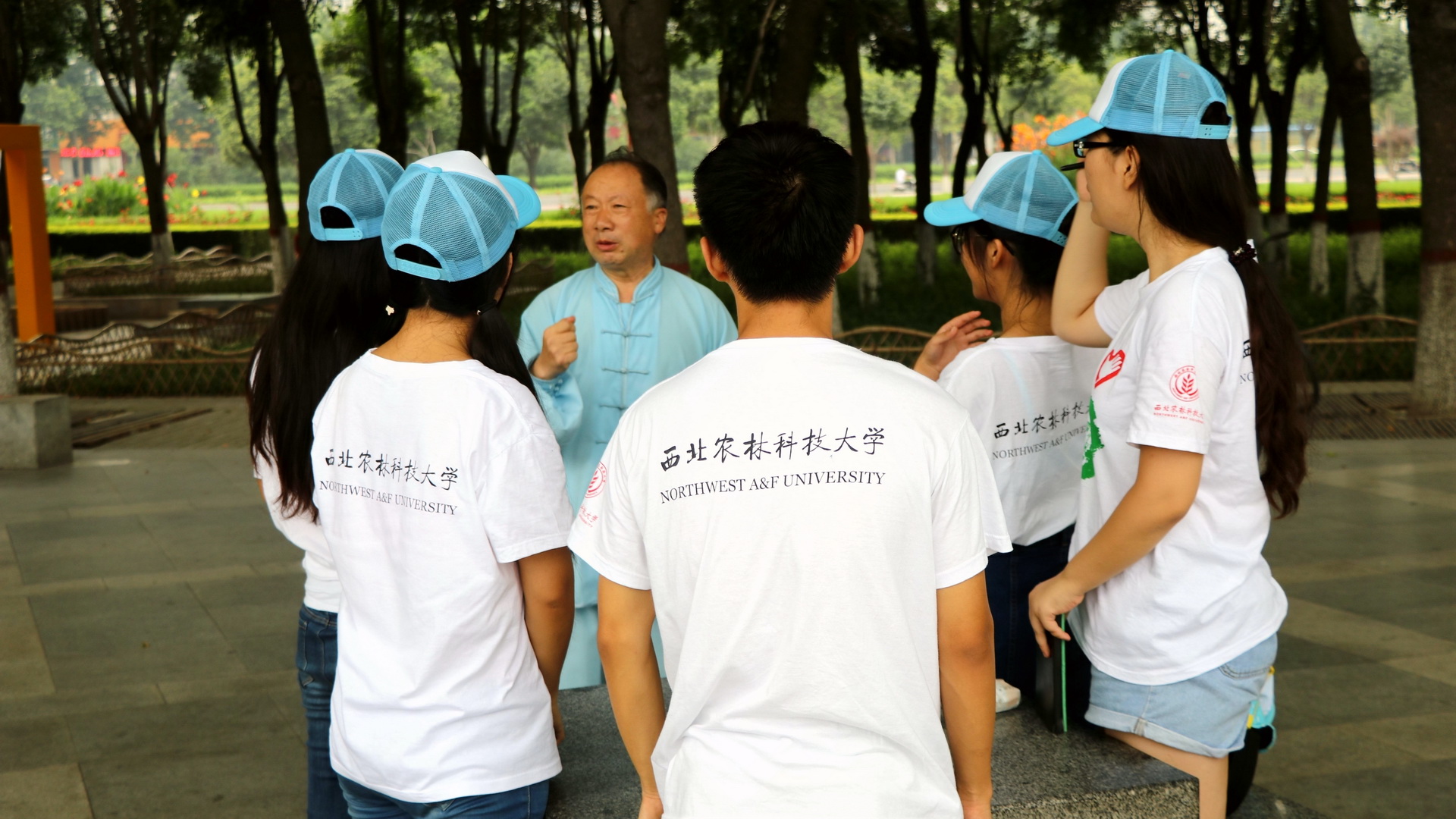 太极拳爱好者向队员讲述太极文化