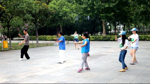 队员现场向太极爱好者学习